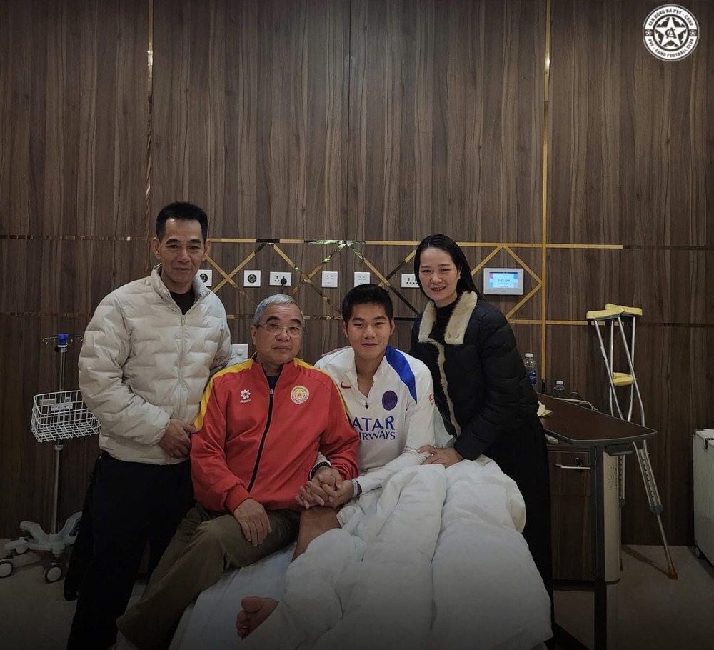 Tin nóng thể thao tối 28/1: Trung vệ Nguyễn Hiểu Minh phẫu thuật thành công, gia đình Đình Bắc mở cỗ ăn mừng - Ảnh 1.