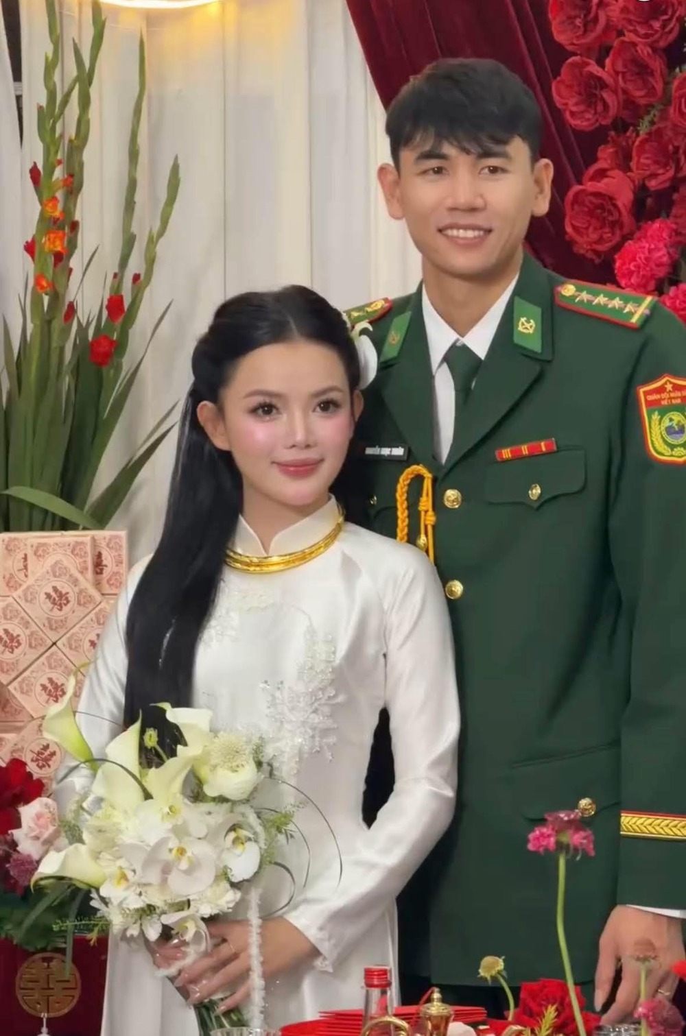 Ngọc Thuân, Duy Tuyến mặc quân phục bên 'người thương' trong lễ đính hôn, bóng chuyền Việt Nam được mùa cưới - Ảnh 1.