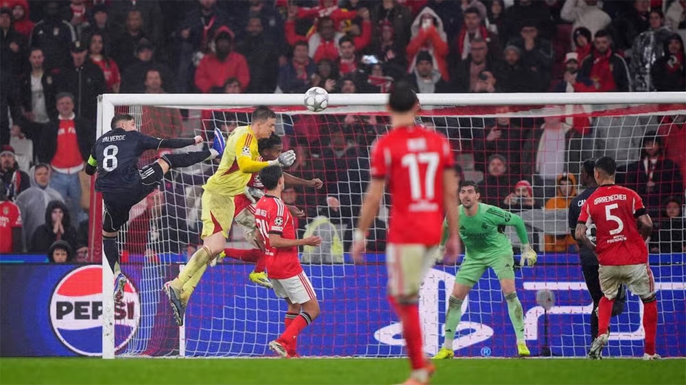 TUYỆT ĐỐI ĐIỆN ẢNH: Thủ môn ghi bàn phút bù giờ cuối cùng, Benfica của Mourinho hạ Real Madrid để lách qua khe cửa hẹp - Ảnh 1.