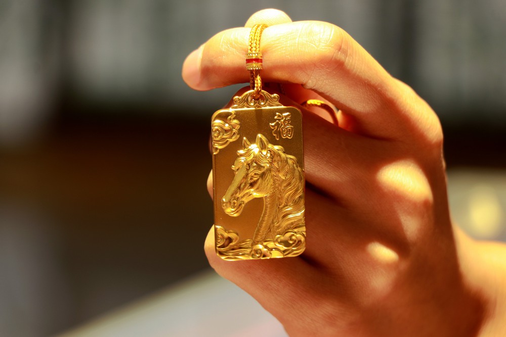 Giá vàng vượt mốc 5.200 USD/ounce nhờ nhu cầu trú ẩn an toàn - Ảnh 1.