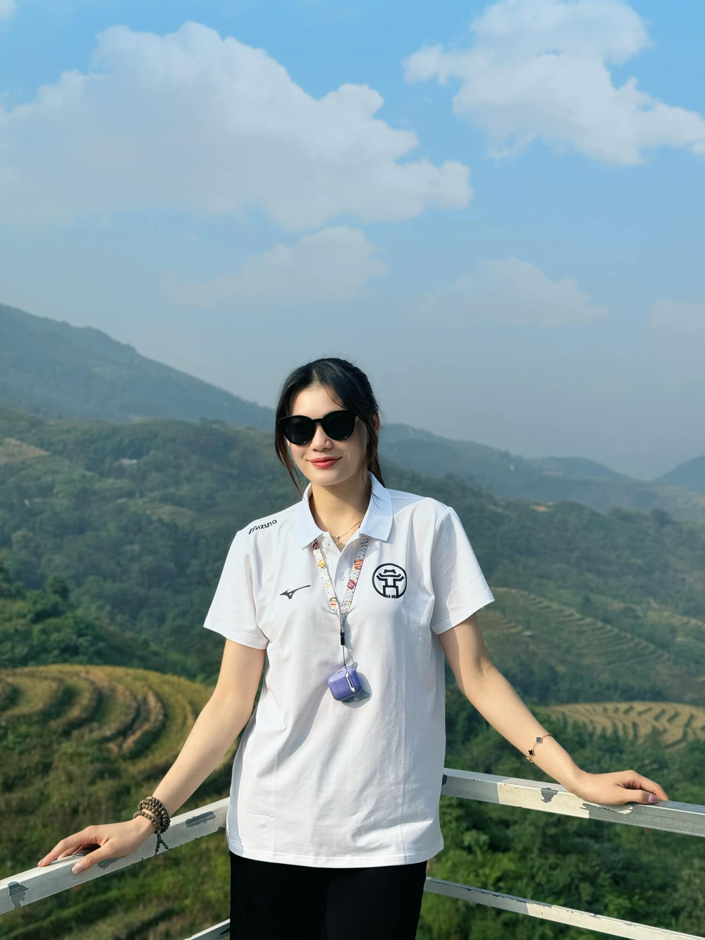 Yến Nhi cao 1m78, có vẻ ngoài xinh đẹp, trẻ trung