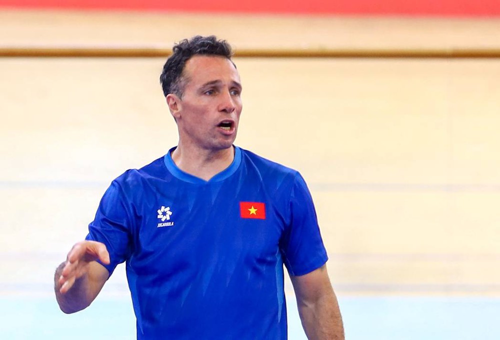 HLV Diego Giustozzi khen cầu thủ futsal Việt Nam phòng ngự tốt - Ảnh 1.