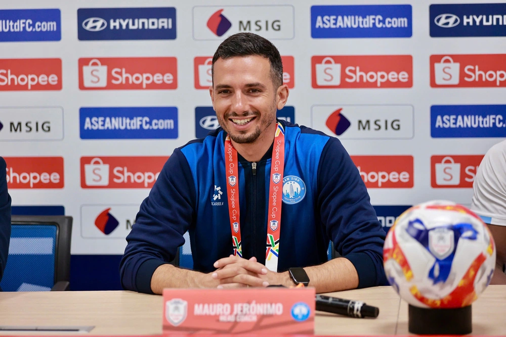 Tin nóng bóng đá Việt hôm nay 30/1: Đình Bắc tiết lộ điều đặc biệt về HLV Kim Sang Sik; SLNA ký hợp đồng với cầu thủ Việt kiều Pháp - Ảnh 3.