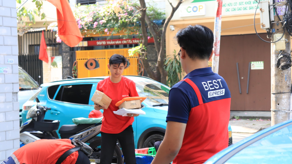 Hành trình shipper đến trưởng bưu cục ở tuổi 24 và cách chàng trai GenZ hóa giải áp lực đơn hàng Tết bằng công nghệ - Ảnh 2.