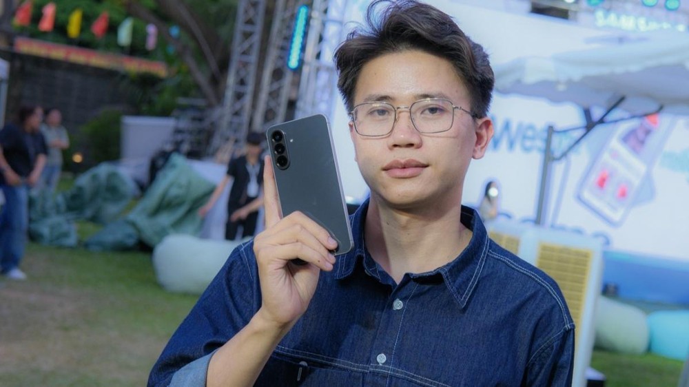 Trên tay Galaxy A56: Đẹp mê ly, pin trâu, đáng sắm hay không? - Ảnh 3. Trên tay Galaxy A56: Đẹp mê ly, pin trâu, đáng sắm hay không? - Ảnh 3.