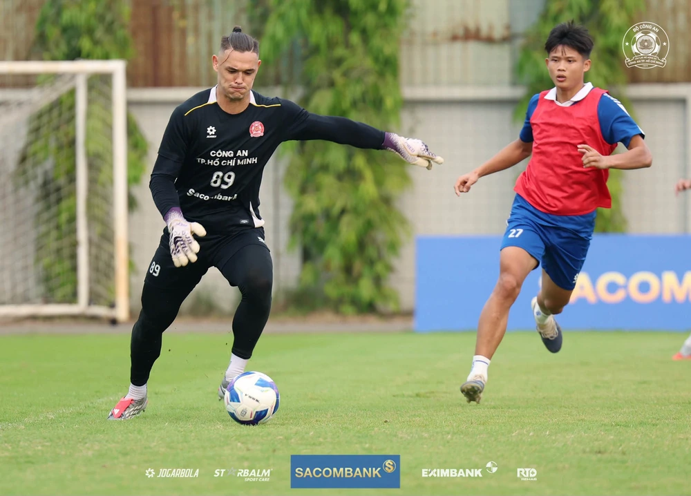 Thủ môn Patrik Lê Giang chính thức có quốc tịch Việt Nam - Ảnh 1. Thủ môn Patrik Lê Giang chính thức có quốc tịch Việt Nam - Ảnh 1.