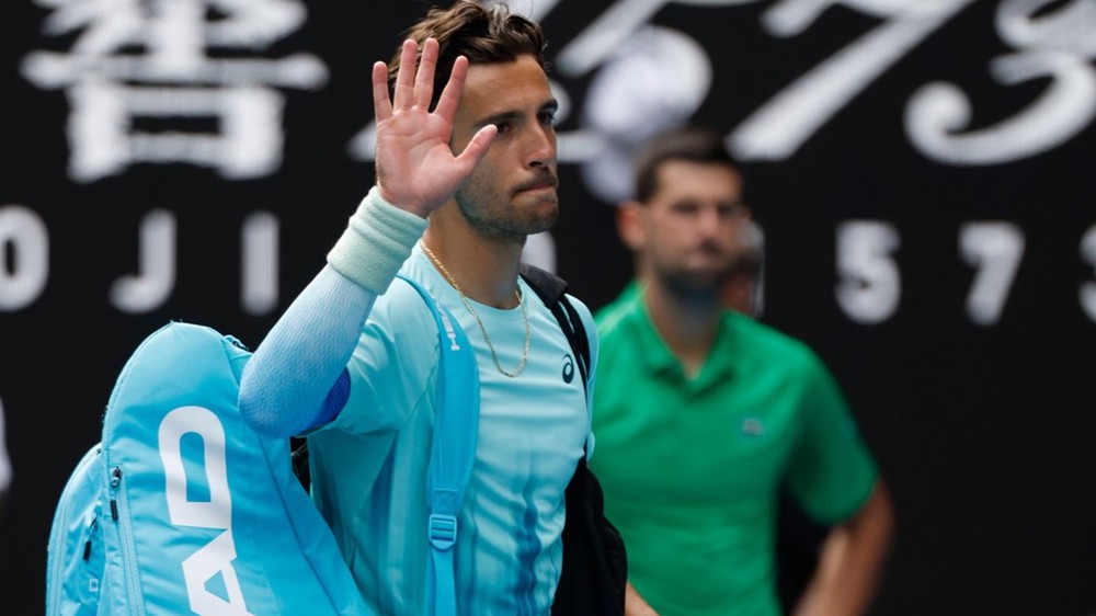 Người hâm mộ giận dữ, cáo buộc Lorenzo Musetti 'cố tình' bỏ cuộc trước Djokovic - Ảnh 3.