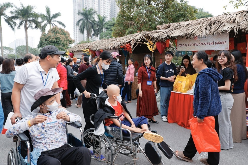 Bệnh viện K tổ chức chương trình Hội chợ 0 đồng và đường hoa Tết Xuân Bính Ngọ 2026 - Ảnh 1.