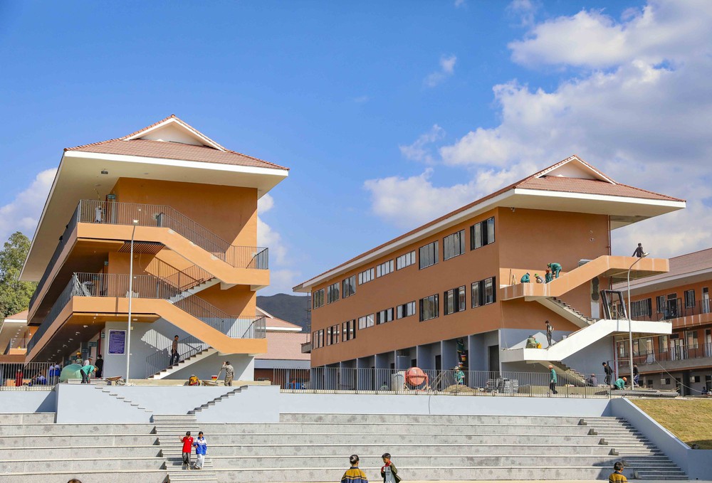 Cận cảnh Trường liên cấp ở vùng biên giới Si Pa Phìn trước ngày khánh thành - Ảnh 2.