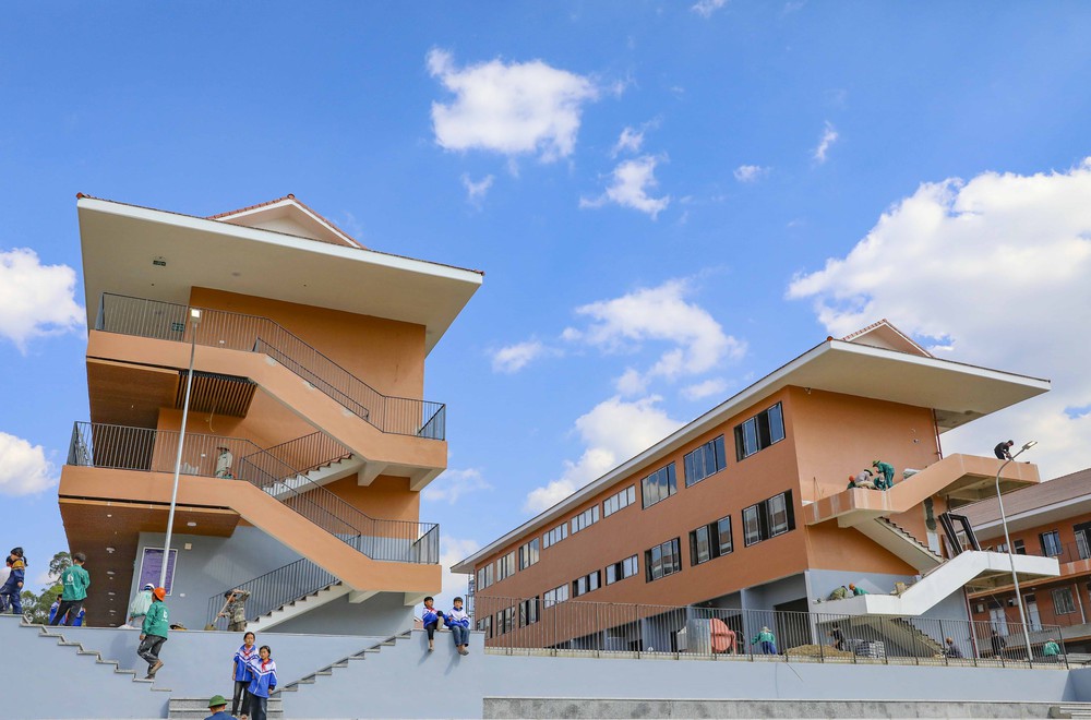 Cận cảnh Trường liên cấp ở vùng biên giới Si Pa Phìn trước ngày khánh thành - Ảnh 4.