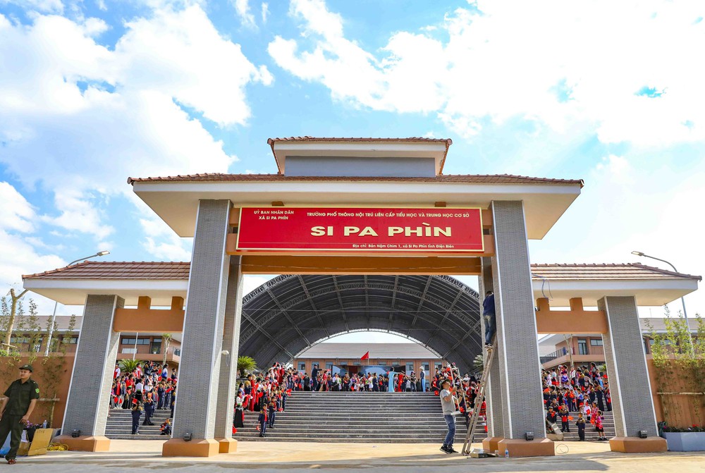 Cận cảnh Trường liên cấp ở vùng biên giới Si Pa Phìn trước ngày khánh thành - Ảnh 1.