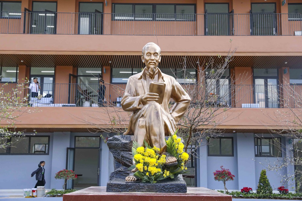 Cận cảnh Trường liên cấp ở vùng biên giới Si Pa Phìn trước ngày khánh thành - Ảnh 2.