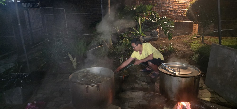 Gói bánh chưng nơi xa vạn dặm, giữ gìn hương Tết Việt trên đất Nam Phi - Ảnh 3.