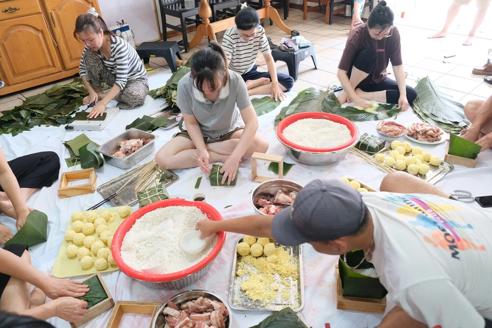 Gói bánh chưng nơi xa vạn dặm, giữ gìn hương Tết Việt trên đất Nam Phi - Ảnh 2.
