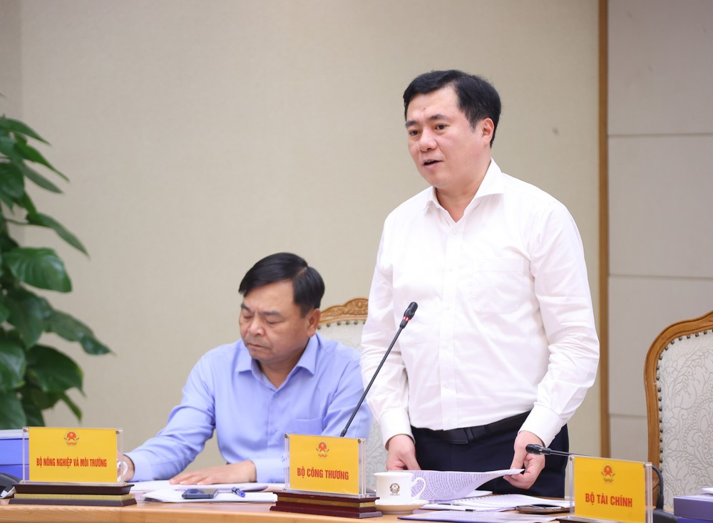 Công bố lộ trình áp dụng bắt buộc xăng E10 - Ảnh 1.