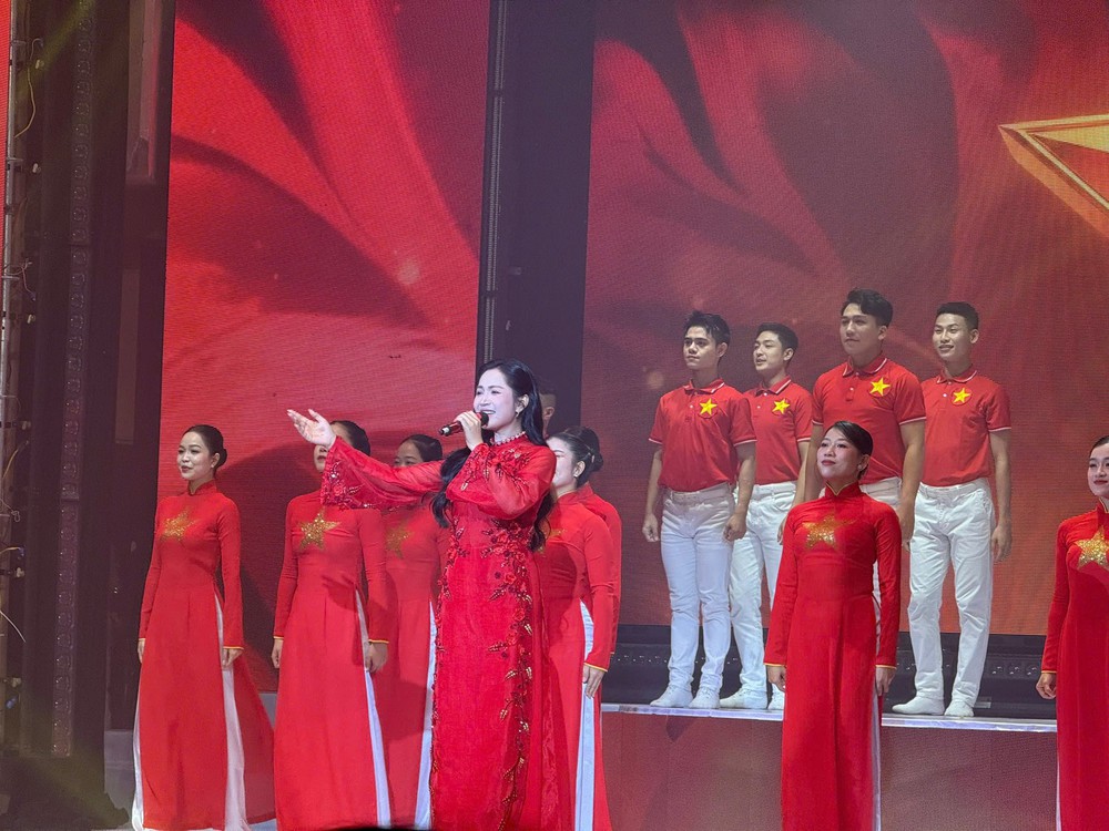 Ca sĩ Duyên Quỳnh - Công dân trẻ tiêu biểu TP.HCM năm 2025 - Ảnh 2.