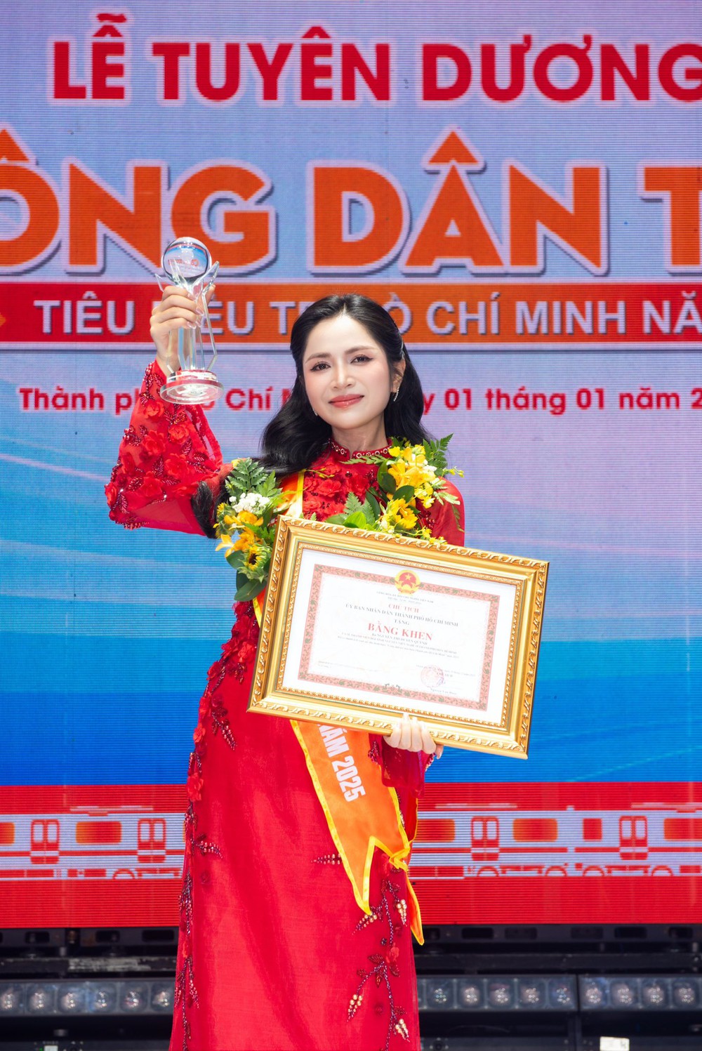 Ca sĩ Duyên Quỳnh - Công dân trẻ tiêu biểu TP.HCM năm 2025 - Ảnh 1.