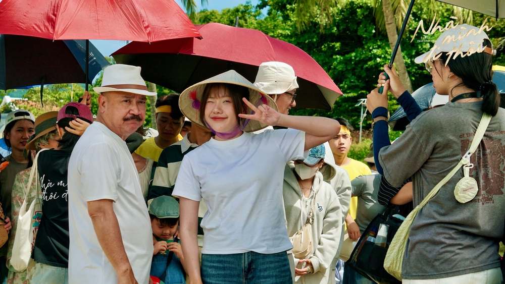 Phim Tết "Nhà mình đi thôi": Khi tình thân hóa phi vụ tiền tỷ - Ảnh 3.