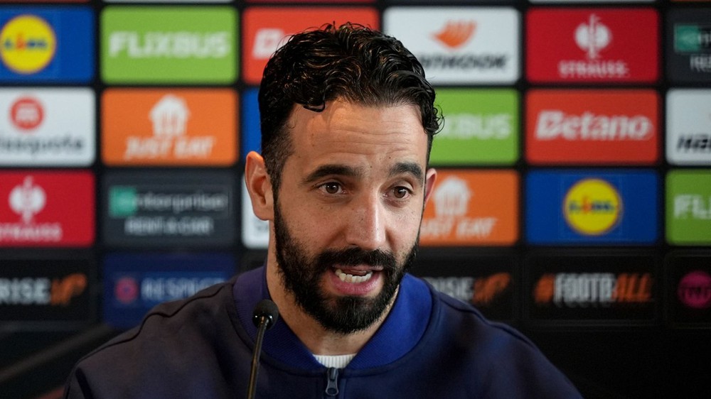 HLV Ruben Amorim lộ bất đồng với thượng tầng MU - Ảnh 1.