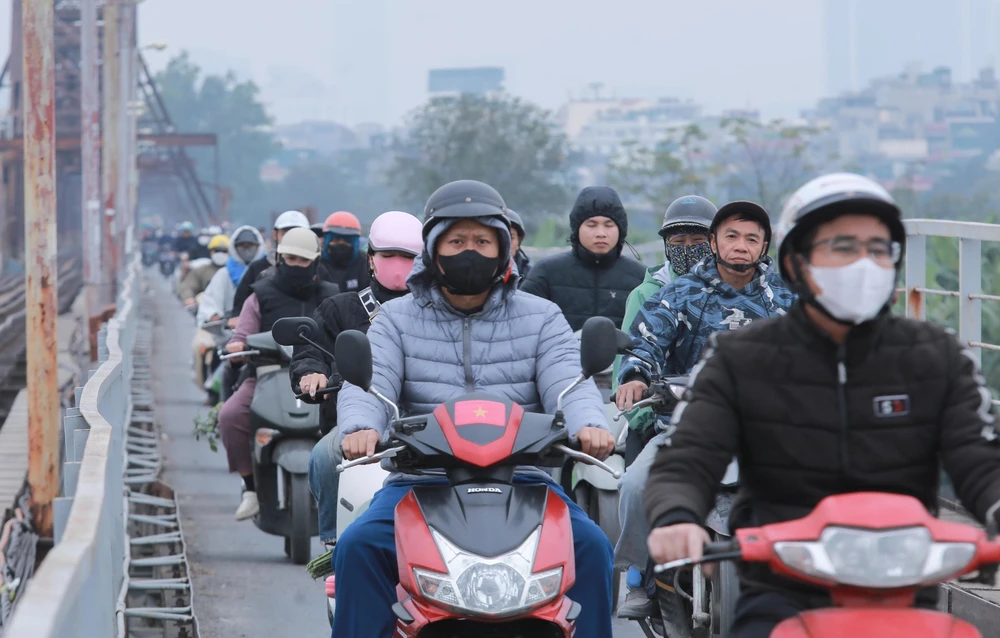 Cầu Long Biên chính thức cho xe đi lại sau 2 tháng sửa chữa - Ảnh 4.