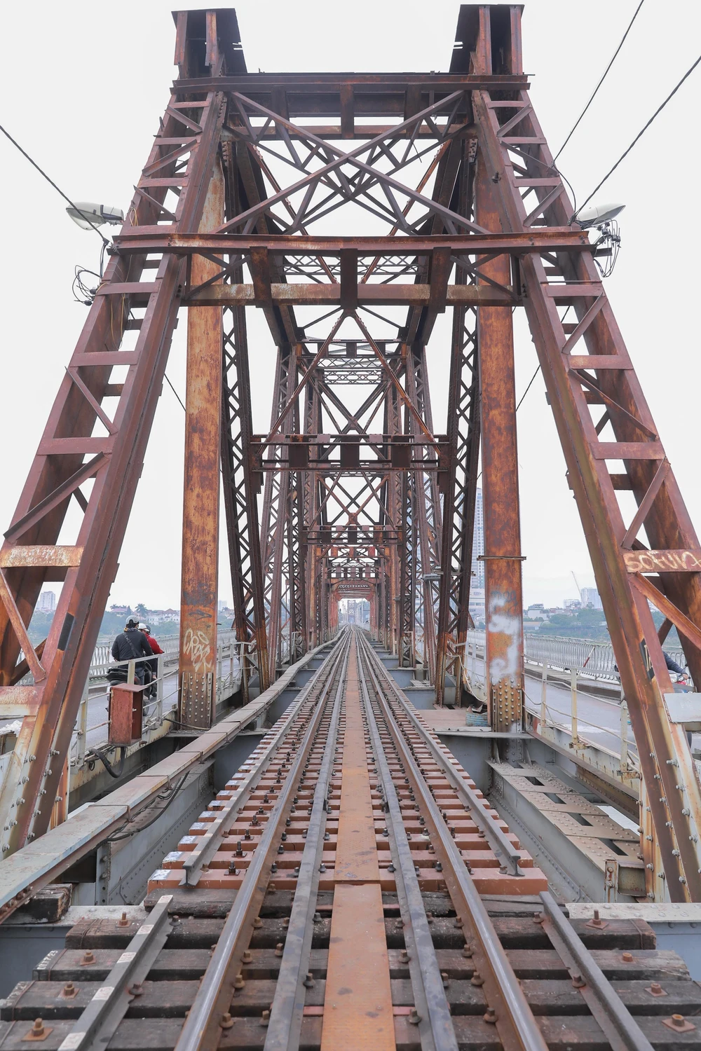 Cầu Long Biên chính thức cho xe đi lại sau 2 tháng sửa chữa - Ảnh 6.