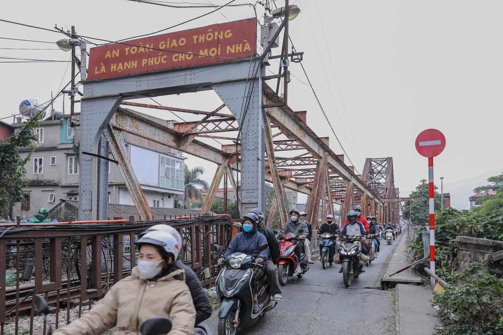 Cầu Long Biên chính thức cho xe đi lại sau 2 tháng sửa chữa - Ảnh 1.