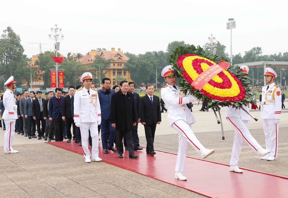 Đoàn cán bộ ngành Nội chính Đảng viếng Lăng Chủ tịch Hồ Chí Minh, dâng hương các anh hùng liệt sĩ và Cố Tổng Bí thư Trường Chinh - Ảnh 1.