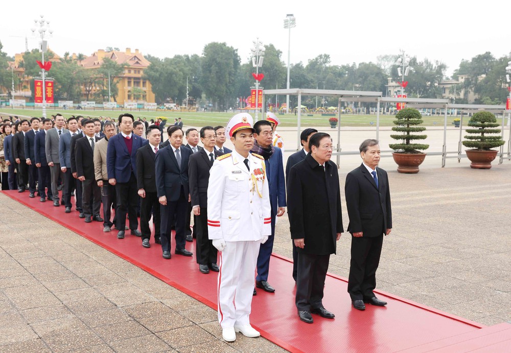 Đoàn cán bộ ngành Nội chính Đảng viếng Lăng Chủ tịch Hồ Chí Minh, dâng hương các anh hùng liệt sĩ và Cố Tổng Bí thư Trường Chinh - Ảnh 2.