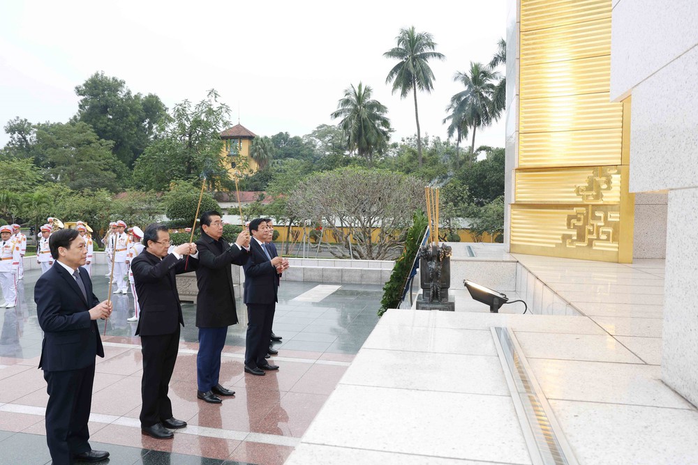 Đoàn cán bộ ngành Nội chính Đảng viếng Lăng Chủ tịch Hồ Chí Minh, dâng hương các anh hùng liệt sĩ và Cố Tổng Bí thư Trường Chinh - Ảnh 6.