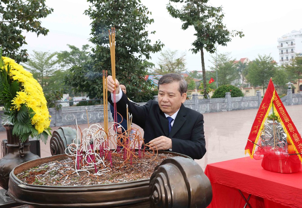 Đoàn cán bộ ngành Nội chính Đảng viếng Lăng Chủ tịch Hồ Chí Minh, dâng hương các anh hùng liệt sĩ và Cố Tổng Bí thư Trường Chinh - Ảnh 7.
