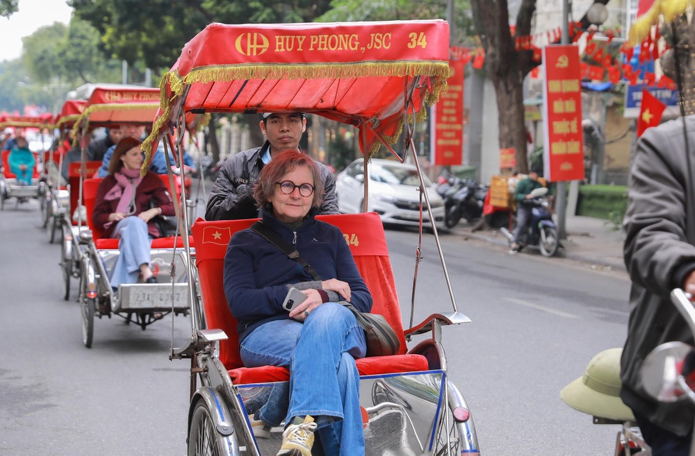  Hà Nội thưa vắng do nhiệt độ giảm sâu trong kỳ nghỉ lễ - Ảnh 4.