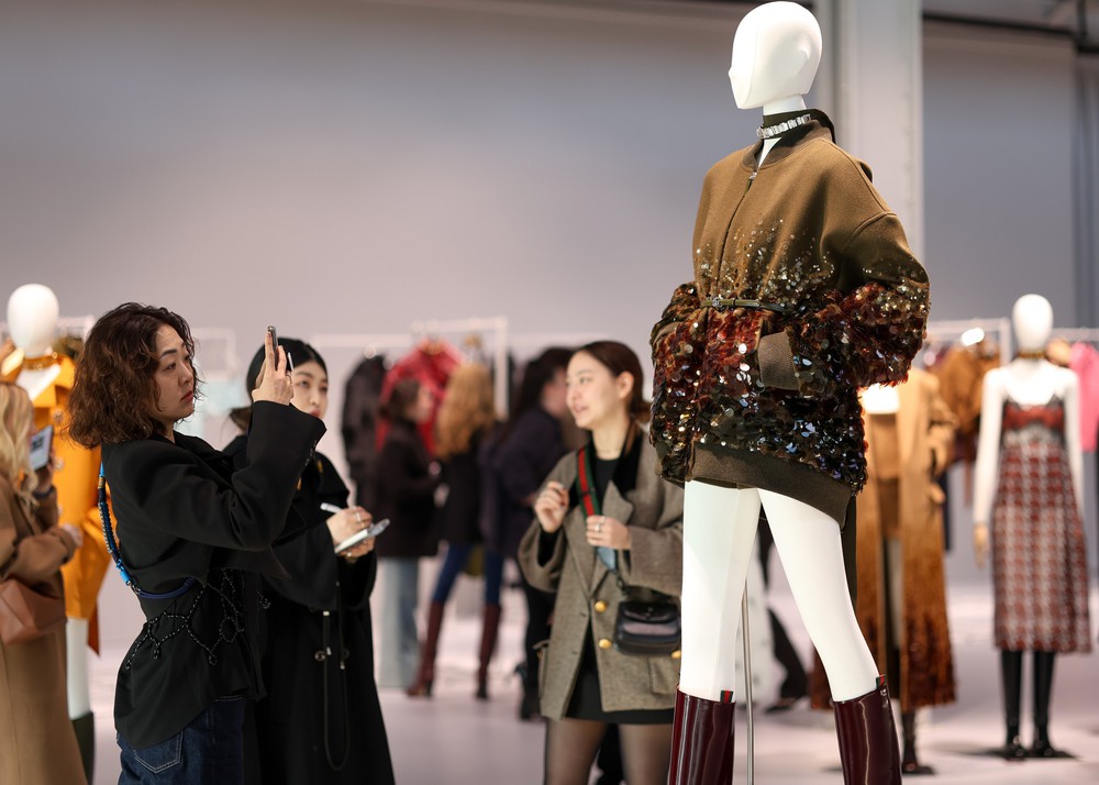 Các thương hiệu xa xỉ toàn cầu “chìm” trong cơn lốc giảm giá - Ảnh 1.