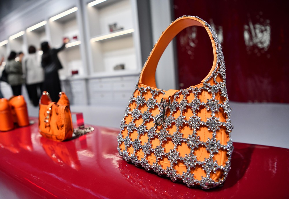 Các thương hiệu xa xỉ toàn cầu “chìm” trong cơn lốc giảm giá - Ảnh 2.