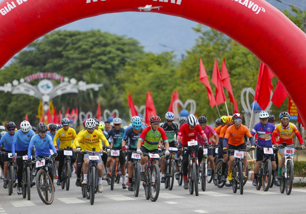 Rộn ràng Lễ hội đua thuyền đuôi én năm 2026 tại Mường Lay, Điện Biên - Ảnh 6. Rộn ràng Lễ hội đua thuyền đuôi én năm 2026 tại Mường Lay, Điện Biên - Ảnh 6.