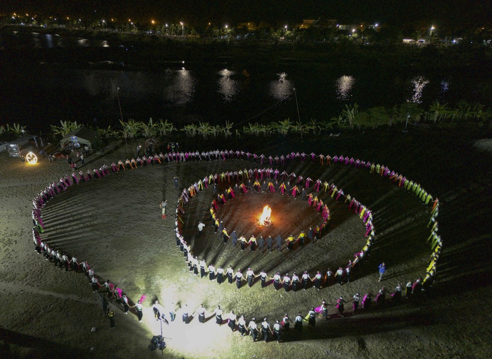 Rộn ràng Lễ hội đua thuyền đuôi én năm 2026 tại Mường Lay, Điện Biên - Ảnh 8. Rộn ràng Lễ hội đua thuyền đuôi én năm 2026 tại Mường Lay, Điện Biên - Ảnh 8.