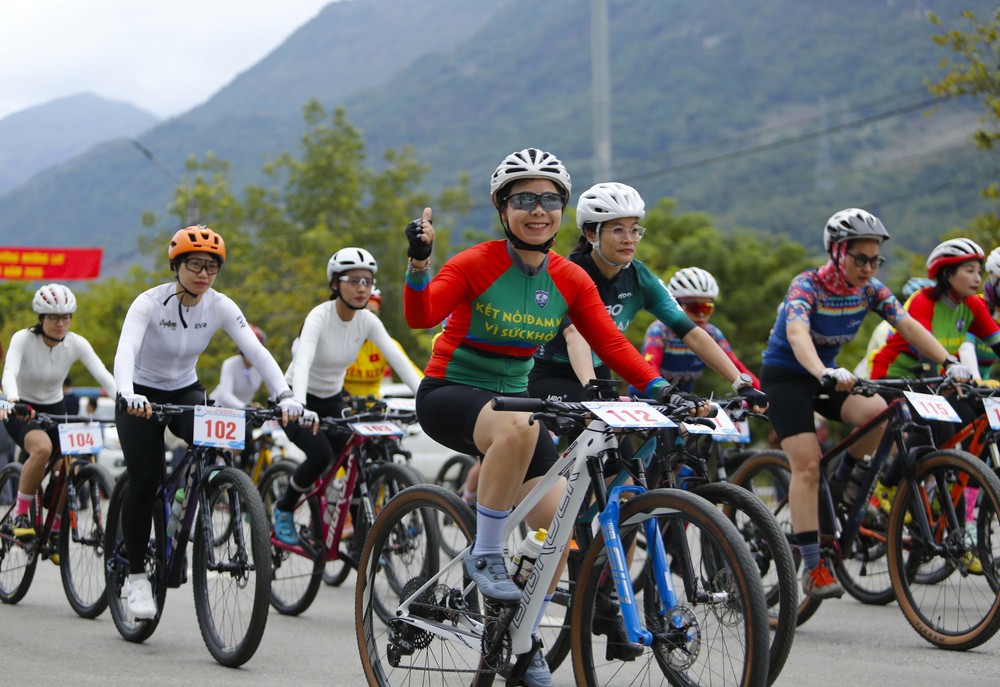 Rộn ràng Lễ hội đua thuyền đuôi én năm 2026 tại Mường Lay, Điện Biên - Ảnh 7. Rộn ràng Lễ hội đua thuyền đuôi én năm 2026 tại Mường Lay, Điện Biên - Ảnh 7.