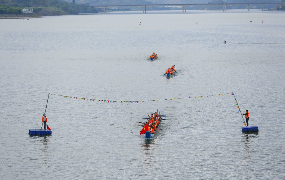 Rộn ràng Lễ hội đua thuyền đuôi én năm 2026 tại Mường Lay, Điện Biên - Ảnh 3. Rộn ràng Lễ hội đua thuyền đuôi én năm 2026 tại Mường Lay, Điện Biên - Ảnh 3.