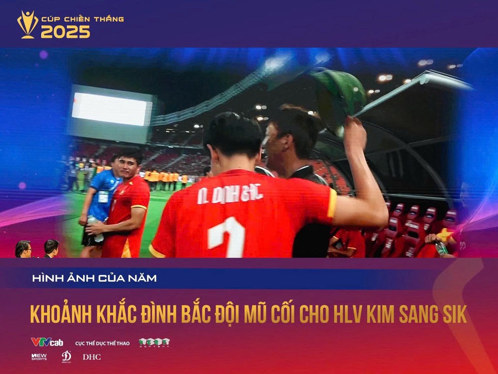 Khoảnh khắc 'Đình Bắc đội mũ cối cho HLV Kim Sang Sik' được vinh danh tại Cup Chiến thắng - Ảnh 1. Khoảnh khắc 'Đình Bắc đội mũ cối cho HLV Kim Sang Sik' được vinh danh tại Cup Chiến thắng - Ảnh 1.