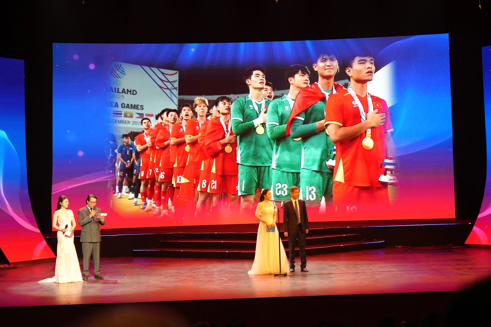 U23 Việt Nam giành 3 giải thưởng ở Gala Cúp Chiến thắng 2025 - Ảnh 2.