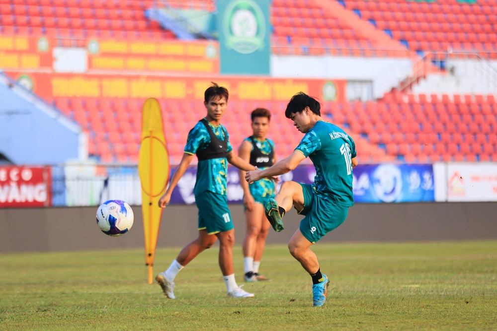 Tin nóng bóng đá Việt hôm nay 31/1: Cao Văn Bình tự tin có điểm trước Hà Nội FC; Tiền vệ U23 Việt Nam bị thay sớm tại V-League - Ảnh 2. Tin nóng bóng đá Việt hôm nay 31/1: Cao Văn Bình tự tin có điểm trước Hà Nội FC; Tiền vệ U23 Việt Nam bị thay sớm tại V-League - Ảnh 2.