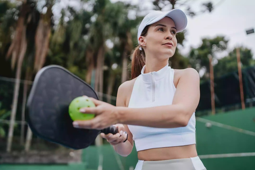 Một phụ nữ bị vỡ túi ngực khi thi đấu pickleball - Ảnh 1.