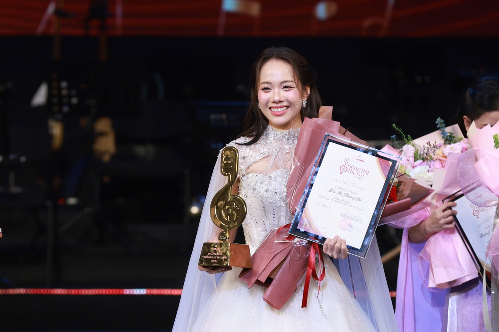 Quán quân 'Tiếng hát Hà Nội 2025' nhận giải thưởng trị giá 600 triệu đồng - Ảnh 4.