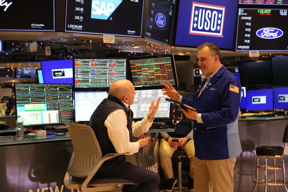 Vàng, bạc xuống giá mạnh, chứng khoán phân hóa sáng 30/1 - Ảnh 2.