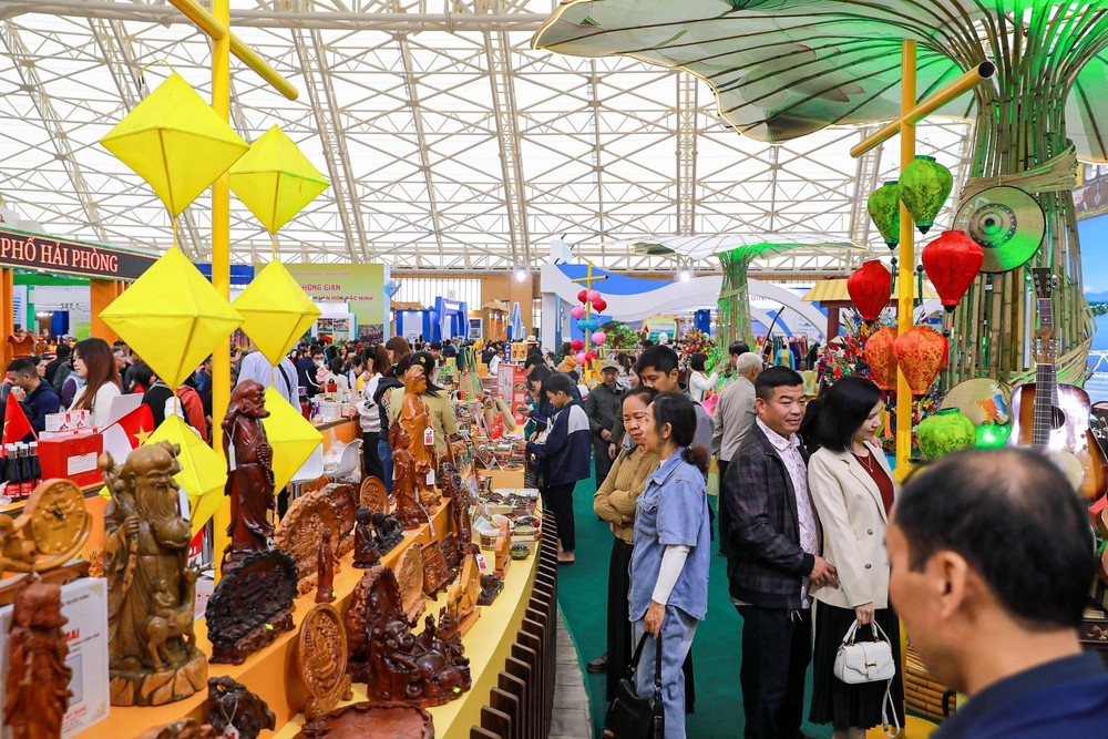 Phó Thủ tướng Chính phủ Bùi Thanh Sơn kiểm tra tiến độ chuẩn bị Hội chợ Mùa Xuân 2026 - Ảnh 3.