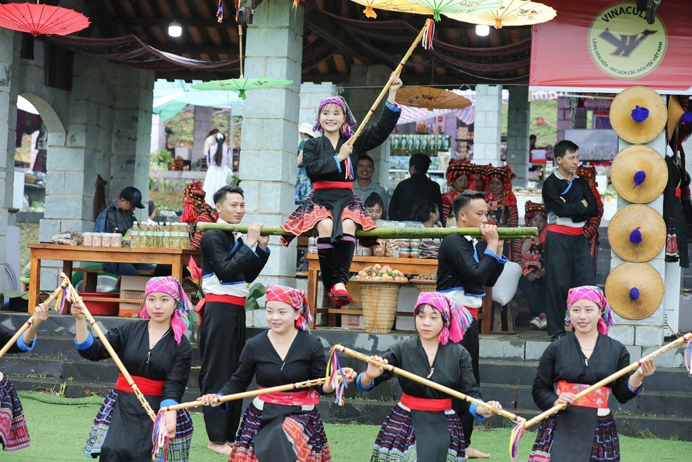 Đón “Xuân quê hương” tại Làng Văn hóa - Du lịch các dân tộc Việt Nam - Ảnh 1.