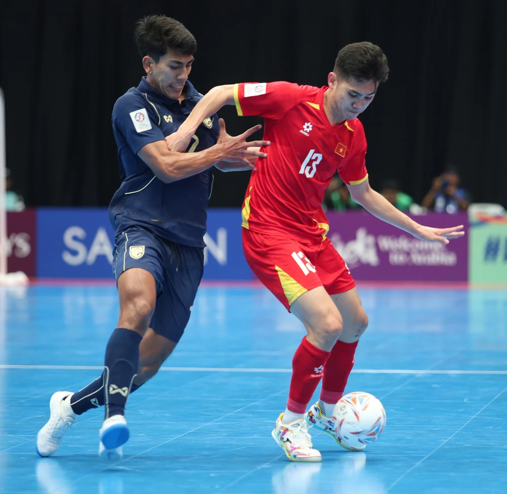 Nhận thất bại đáng tiếc trước Thái Lan, ĐT Việt Nam vẫn đi tiếp ở vòng tứ kết futsal châu Á 2026 - Ảnh 4. Nhận thất bại đáng tiếc trước Thái Lan, ĐT Việt Nam vẫn đi tiếp ở vòng tứ kết futsal châu Á 2026 - Ảnh 4.