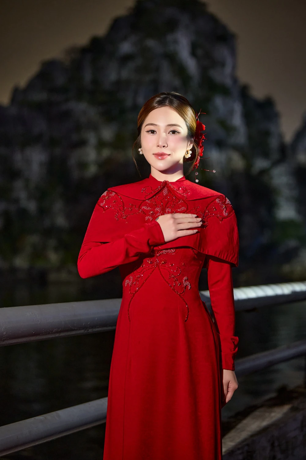 Hương Tràm dâng trào cảm xúc khi trình diễn ca khúc “Việt Nam tinh hoa” - Ảnh 4.