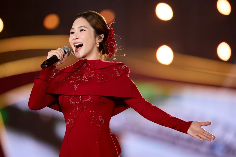 Hương Tràm dâng trào cảm xúc khi trình diễn ca khúc “Việt Nam tinh hoa” - Ảnh 1.