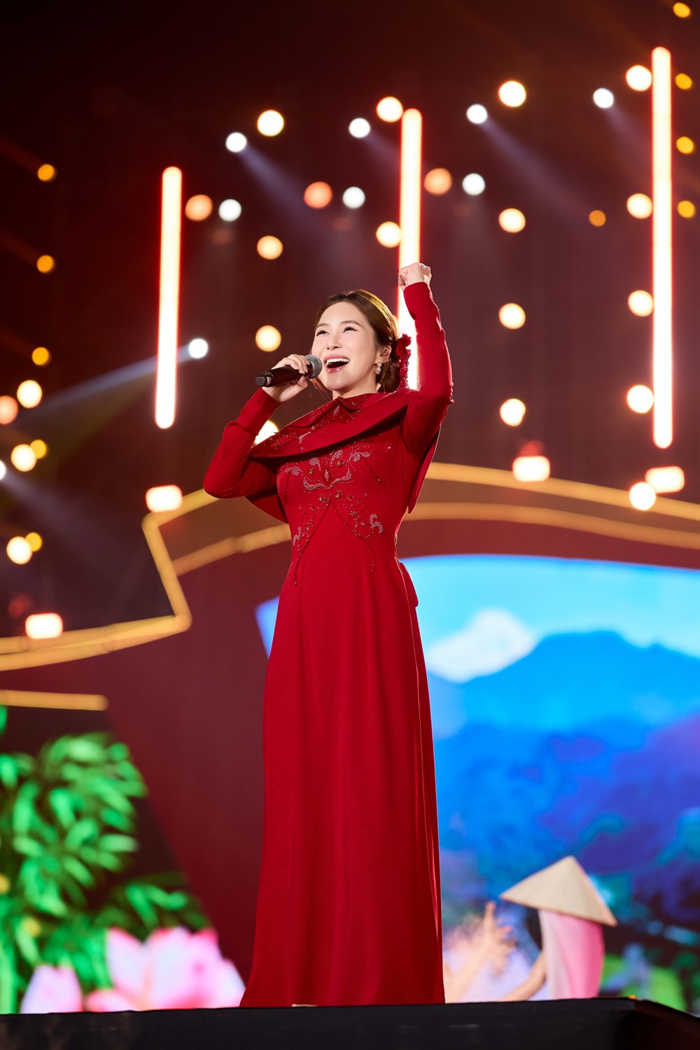 Hương Tràm dâng trào cảm xúc khi trình diễn ca khúc “Việt Nam tinh hoa” - Ảnh 5.