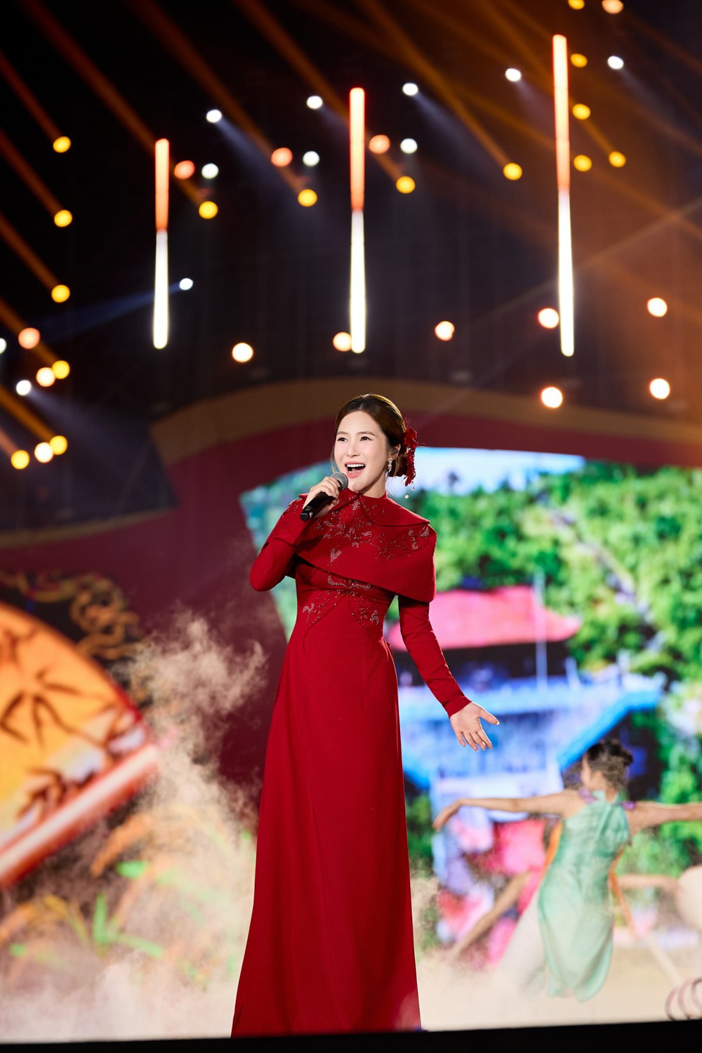 Hương Tràm dâng trào cảm xúc khi trình diễn ca khúc “Việt Nam tinh hoa” - Ảnh 2.